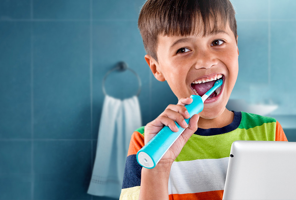 Выбираем пасту детям. Зубная паста и зубы дети. Зубная паста и человек. Ребенок чистит зубы. Человек с зубной щеткой.